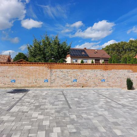 Mosonmagyaróvár Linden Apartman 106 - Adults Only מראה חיצוני תמונה