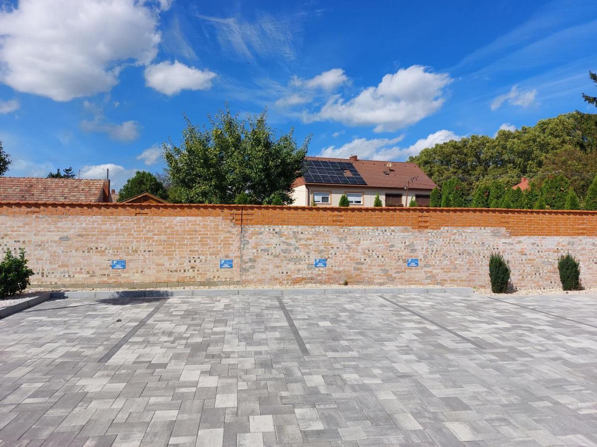 Mosonmagyaróvár Linden Apartman 106 - Adults Only מראה חיצוני תמונה